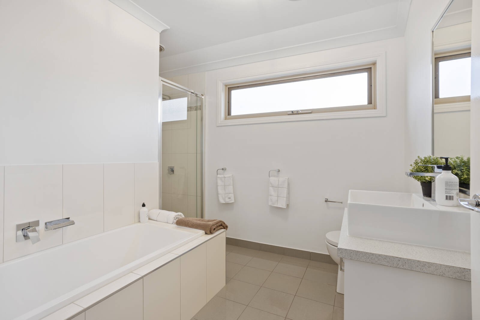 https://images.listonce.com.au/listings/8-scanlan-street-bentleigh-east-vic-3165/052/01705052_floorplan_02.gif?dUoStrtF_-c
