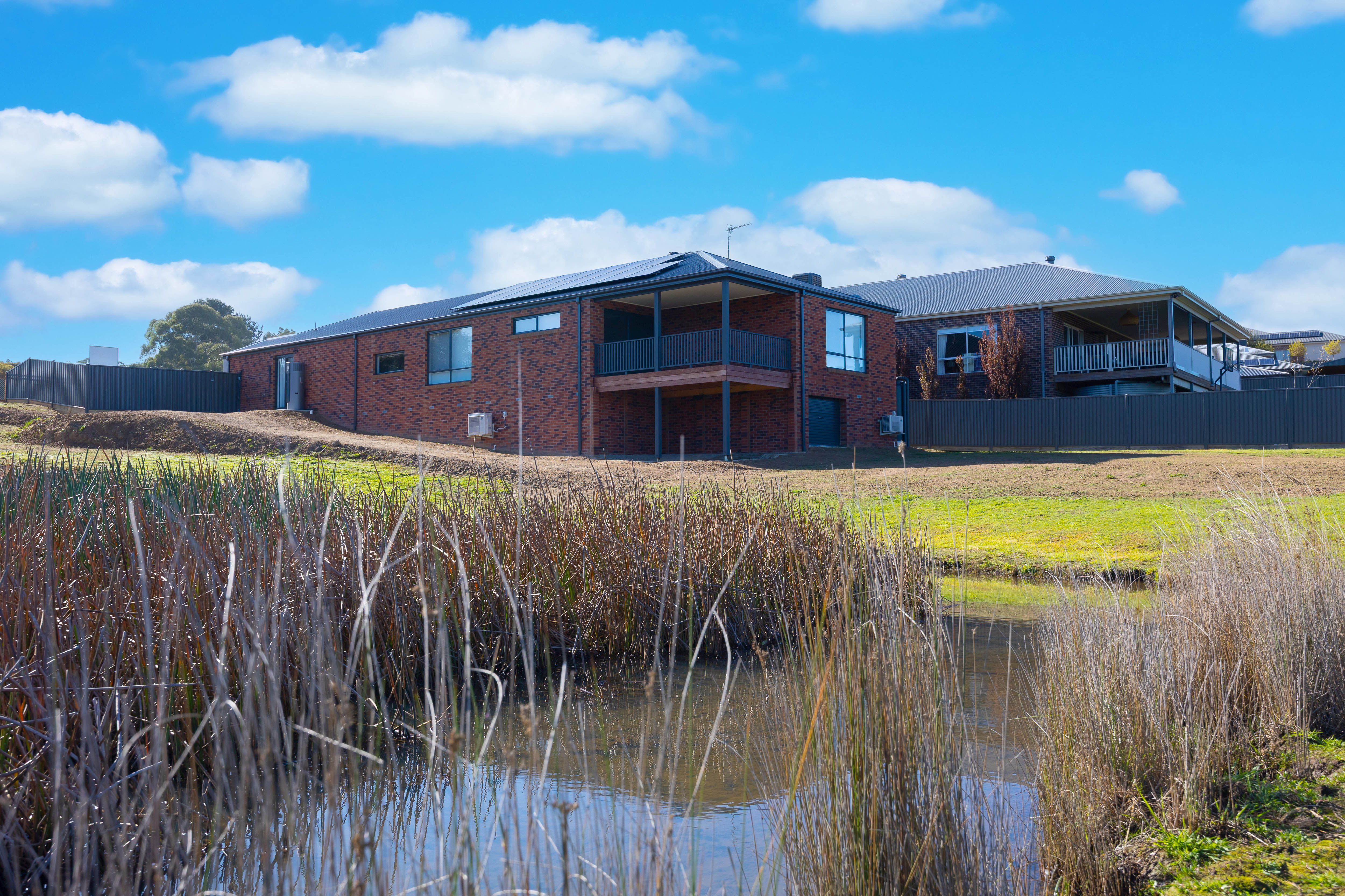 https://images.listonce.com.au/listings/8-willowbank-way-brown-hill-vic-3350/506/01814506_floorplan_01.gif?U85qBdWfVrM