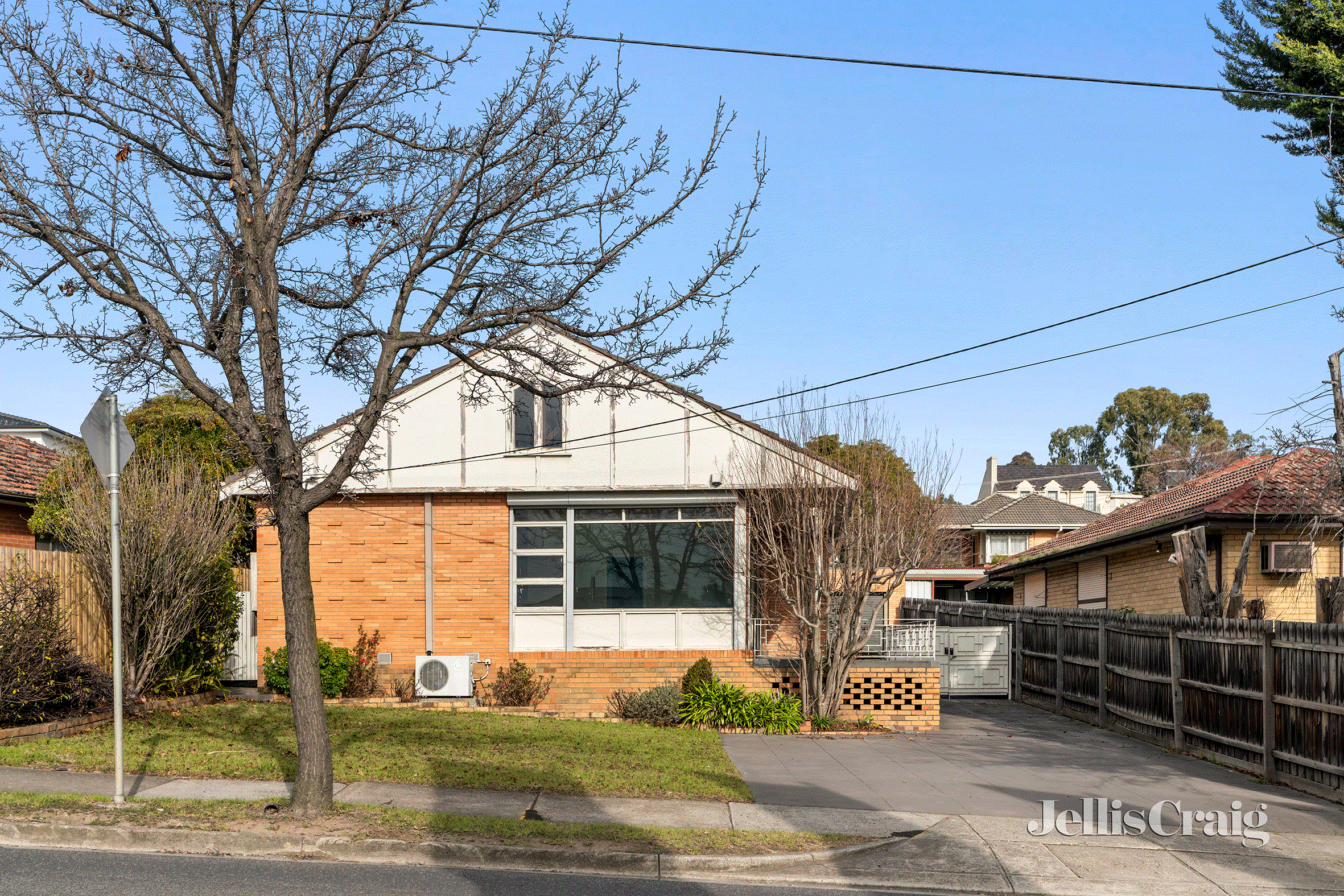 https://images.listonce.com.au/listings/86-manningham-road-bulleen-vic-3105/212/01726212_floorplan_01.gif?8RREHMtt9bk