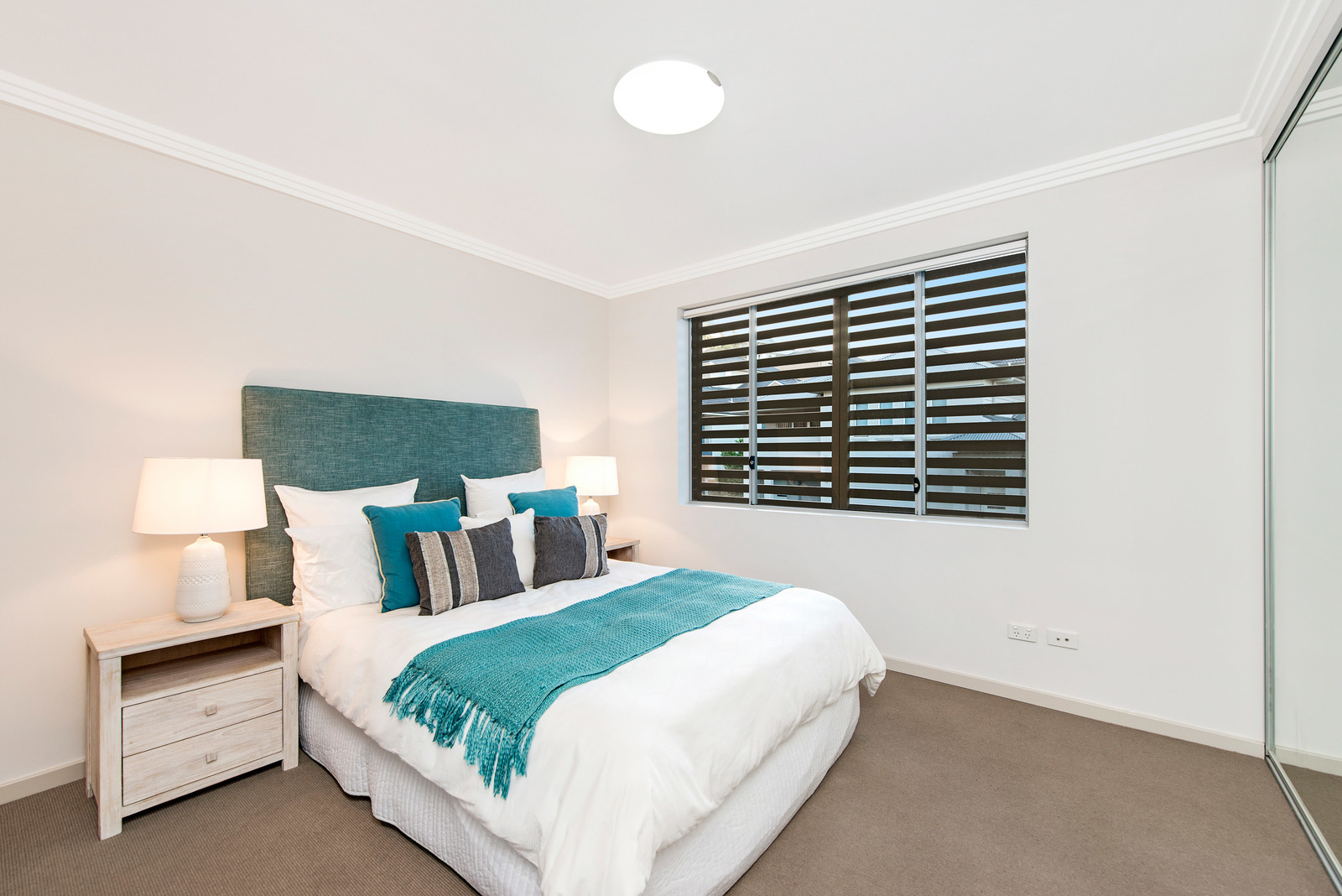 9 1 5 Parkside Crescent Campbelltown Nsw 2560
